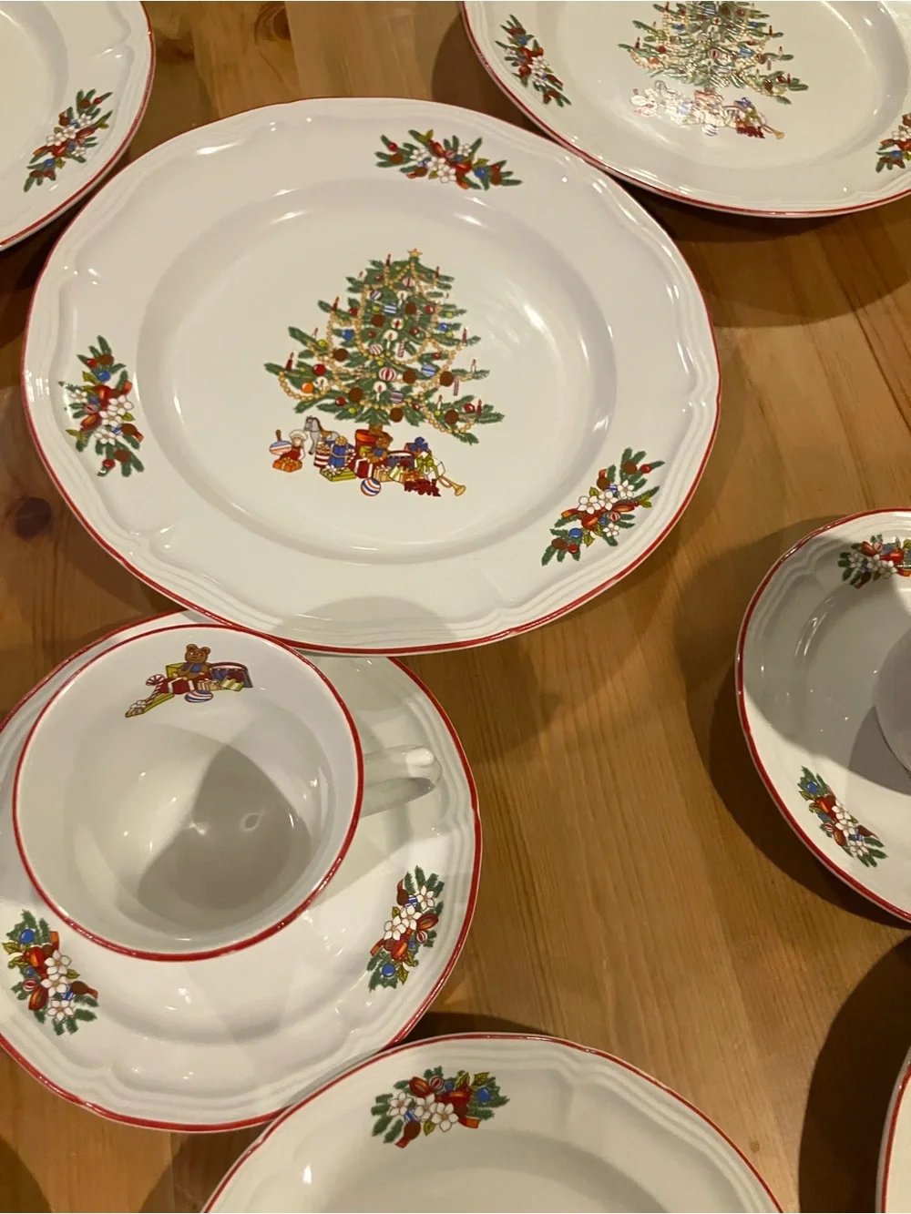 EUC Brick Oven Stoneware Joy to the World' Holiday Dinnerware Set (16-Piece)